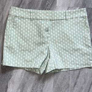 4” pale green & white tailored shorts size 8 with pockets